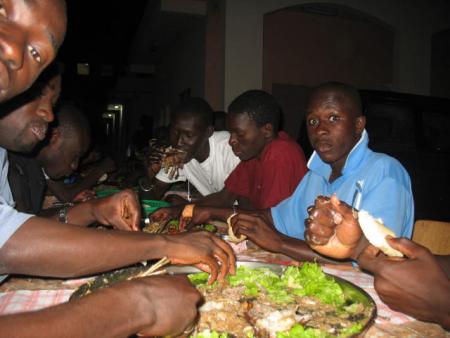 W&eacute;,o6to ariv&eacute; o6to a table!!!Du poulet au menu!!ct du bon je vou di!!