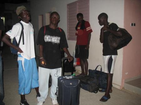 from left 2 the right:Steve,mw,Aba et Babs le snipper!!Arriv&eacute;e a St l8!! Affaire de star koi!!!Comms SVP!!
