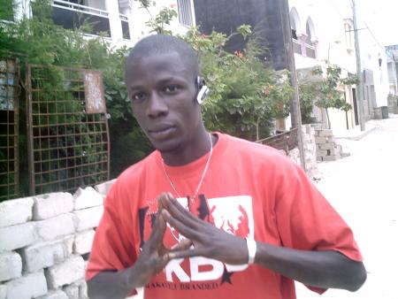 Lord Waza!!!C mn frangin!!!Attention la couleur du t-shirt vou l'indik c 1 danger ambulant alor faite gaf a vo muf!!je c de kw je parle !!!Tr&eacute; cool ga par contr!!verse t mo pr l8!!
